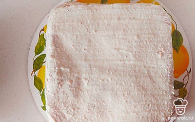 Разрежьте остывший бисквит на два коржа. Смажьте нижний корж кремом, накройте его вторым. Остальным кремом смажьте верх и бока бисквита.