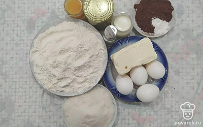 Подготовьте на столе все продукты. Отмерьте нужное количество ингредиентов по списку. Приготовьте посуду для теста, крема и глазури.