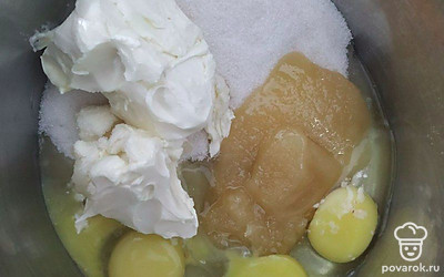 Просейте муку с какао, перемешайте. Отдельно разотрите яйца с сахаром, молоком, медом, сливочным маслом, перемешайте и поставьте на огонь. Помешивая, доведите до кипения, затем добавьте пищевую соду. Когда масса начинает сильно пениться, снимите с огня и дайте 3-4 минуты на остывание.