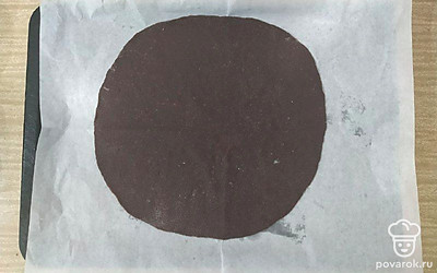 Жидкую смесь вылейте в муку с какао и замесите тесто. Разделите его на 8 или 4 части. Каждый кусок раскатайте в круг и выпекайте в духовке при 180 градусах до готовности (примерно 8 минут).