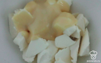 Приготовьте крем. Для этого взбейте сливочное масло со сгущенкой до пышной массы. Намажьте кремом коржи. Для шоколадной глазури соедините сахар, молоко, сливочное масло, какао и доведите до кипения.