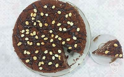 Украсьте торт глазурью – нанесите ее в виде сеточки на верхний корж. Сверху также разложите яркие свежие сезонные ягоды или орешки, положите пучок мяты. Подавайте порционно к чаю или кофе.