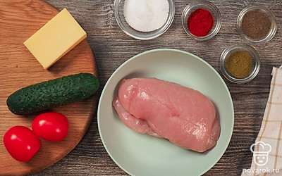 Подготовьте продукты для карпаччо. Промойте и обсушите на бумажных полотенцах филе индейки, нарежьте на крупные куски. Совет: Мясо нарезают исключительно поперек волокон, чтобы карпаччо получилось мягкими.