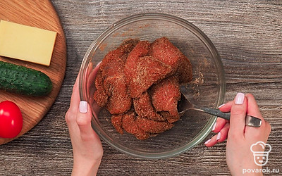 Приготовьте мясо. В миске соедините соль, паприку, хмели-сунели и черный молотый перец. Тщательно размешайте. Куски индейки обваляйте со всех сторон в специях. Переложите в контейнер, придавите грузом и уберите в холодильник на 5 часов. По истечении этого времени продукт еще раз обсушите бумажным полотенцем. После этого подвесьте мясо в проветриваемом помещении на 2-3 дня.