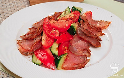 Готовое карпаччо из индейки нарежьте на тонкие ломтики и подайте к столу с