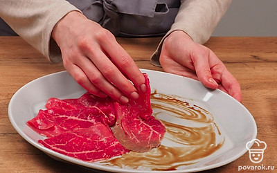 Подготовьте мясо. Натрите вырезку солью, итальянскими травами и оливковым маслом. Плотно заверните в пищевую пленку и отправьте в морозилку для полного промерзания на 3-4 часа. За 30 минут до подачи достаньте карпаччо из говядины из морозилки, нарежьте тонкими ломтиками.