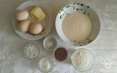 Обеспечьте, чтобы продукты были комнатной температуры. Отвесьте их и отмерьте по списку. Если будете использовать ягоды, помойте их и обсушите. Орехи — очистите от кожуры или шелухи, сырые — подсушите в духовке.