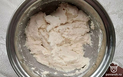 Манную крупу высыпьте в подготовленную посуду. Залейте крупу сметаной, перемешайте. Оставьте смесь в стороне на 60 минут. Вбейте в набухшую манку яйца, высыпьте сахар и ванилин. Тщательно перемешайте, а затем добавьте соду и порошок какао. Перемешивайте до получения однородной структуры.