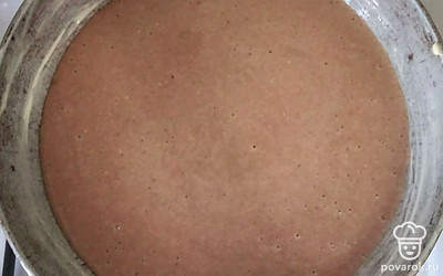 Промажьте сковороду кусочком сливочного масла. Вылейте в нее тесто и разровняйте. Поставьте сковороду на плиту, включите огонь на минимум, накройте крышкой. Периодически проверяйте готовность деревянной шпажкой. Как только она будет сухой, снимите пирог с плиты и переложите на блюдо.