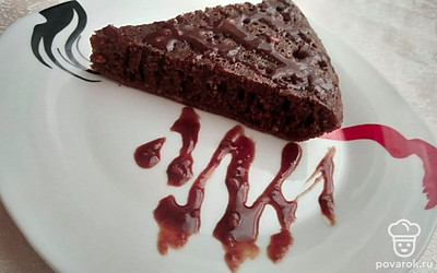 Куски шоколадного манника выставьте на блюдо. Украсьте его сахарной пудрой или нанесите узор сладким соусом. Положите горсть малины или других сезонных ягод.