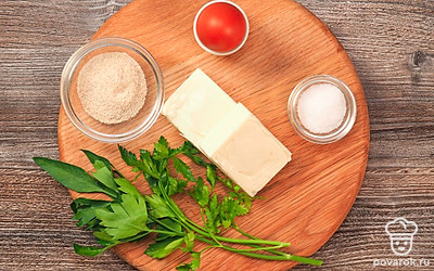 Плавленый сырок нарежьте на куски толщиной 1,5-2 см. В тарелку насыпьте панировочные сухари. В отдельной посуде слегка взбейте яйцо с солью. Сковороду разогрейте.