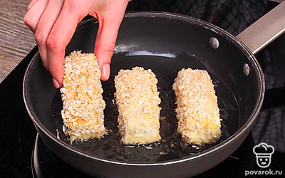 Приготовьте закуску. Подготовьте сыр для жарки. Для этого каждый кусок сыра обмакните в яйцо, затем обваляйте в сухарях. Жарьте сыр на предварительно разогретой с растительным маслом сковороде по 2-3 минут с каждой стороны на среднем огне.