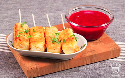 Чтобы при подаче закуска выглядела интереснее, насадите каждый кусок жареного сыра на палочку или шпажку и посыпьте свежей зеленью.