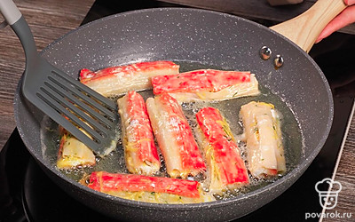 Приготовьте крабовые палочки с сыром. Соедините тертый сыр и мелко нарезанный укроп, посолите и добавьте специи, перемешайте. В каждую развернутую палочку равномерно выложите начинку, немного примните ложкой и сверните палочку обратно. Каждую палочку обваляйте сначала в муке, затем в яйце. Обжарьте крабовые палочки в разогретой с растительным маслом сковороде на среднем огне по 3 минуты с каждой стороны.