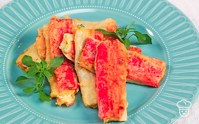 Чтобы жареные крабовые палочки получились красивого яркого цвета, добавьте к муке щепотку куркумы.