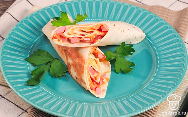 Жареный лаваш с колбасой и сыром — Рецепт с фото