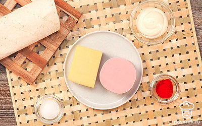 Колбасу нарежьте кубиками или соломкой. Сыр натрите на крупной терке. Сковороду разогрейте.