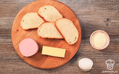 Натрите на терке сыр. Колбасу натрите на терке или мелко порежьте. Батон нарежьте на необходимое количество ломтиков.