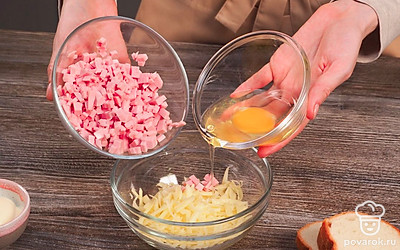 Сделайте начинку. Смешайте натертые сыр, колбасу и сырое яйцо.