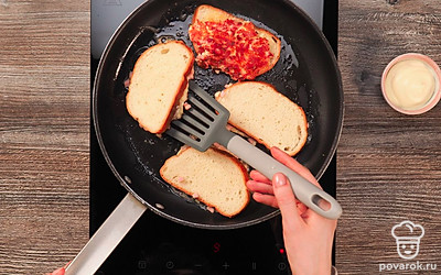 Обжарьте бутерброды. Положите 1 ст.л. начинки на кусочек хлеба и плотно утрамбуйте ее. Обжаривайте бутерброды на разогретой сковороде начинкой вниз до золотистой корочки. Аккуратно переверните бутерброд и обжарьте хлеб с обратной стороны 1-2 минуты.