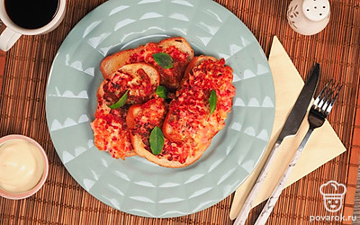 Подавайте жареные бутерброды с колбасой и сыром, пока они горячие и хрустящие. Можно добавить любимый соус.