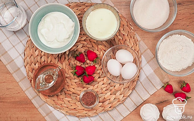 Промойте яйца и промокните их бумажным полотенцем. Отделите желтки от белков. Просейте муку через сито. Отмерьте сыпучие ингредиенты.