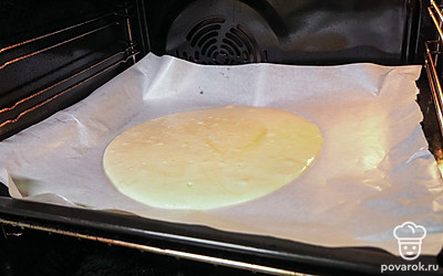 Приготовьте бисквит. Возьмите половину сахара для бисквита и разотрите с желтками. Вторую часть сахара взбейте с белками до пышной пены. В миску с желтками выложите треть взбитых белков, просеянную муку, аккуратно перемешайте и добавьте оставшиеся белки. Снова перемешайте. Смажьте форму для выпечки растительным маслом и присыпьте мукой или застелите пергаментом. Разогрейте духовку до 180 градусов, выложите тесто для бисквита в форму, выпекайте 50 минут. Готовность проверьте деревянной шпажкой. Если при протыкании тесто не прилипло, значит бисквит готов. Остывший бисквит разрежьте горизонтально на 4 одинаковых коржа.