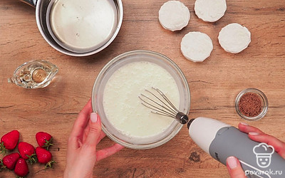 Приготовьте крем. Взбейте сгущенку со сметаной миксером на средней мощности 10 минут. Зефир разделите на половинки.