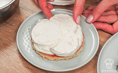 Соберите торт. Возьмите плоское блюдо и положите на него первый корж. Пропитайте его сиропом, смажьте кремом, выложите слой зефирок. Таким способом выложите оставшиеся три коржа. Верхний слой и боковые части торта смажьте кремом. Украсьте торт по своему усмотрению.