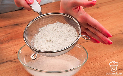 Включите духовку. Она должна заранее разогреться до 180 градусов. Просейте муку через сито. Сделать это нужно 2 раза. Вымойте яйца с мылом. Вытрите их салфетками. Приготовьте форму для выпечки. Смажьте ее растительным маслом при помощи кисточки. Подготовьте миксер или блендер.