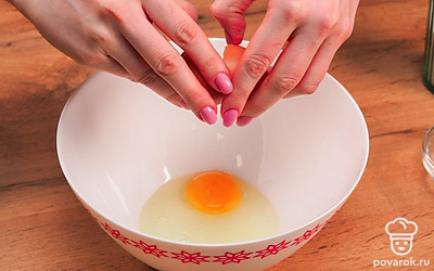 Взбейте яйца правильно. Для этого разбейте их в чистую сухую миску и добавьте сахар. Взбивайте миксером или венчиком добела на протяжении 7 минут.