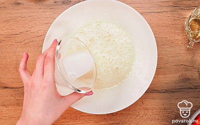 Добавьте к полученной смеси соду, погашенную в уксусе