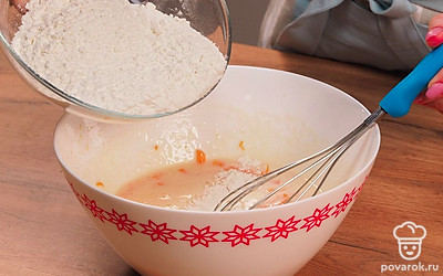 Добавьте к полученной смеси остальные ингредиенты и размешайте при помощи миксера до однородности.