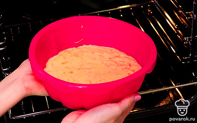 Приступите к выпеканию. Перелейте тесто в подготовленную форму и поставьте ее в нагретую духовку. Достаньте через 25 минут и подождите, пока бисквит остынет. Как видите, рецепт очень простой.