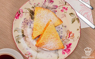 Выпечка будет выглядеть более эффектно, если посыпать ее сахарной пудрой после приготовления. Готовый морковный бисквит можно подать к чаю, ничем не смазывая, или же сформировать из коржей торт.