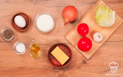 Вымойте и нарежьте круглыми дольками помидоры. Вымойте и очистите от шелухи луковицу, мелко нашинкуйте. Натрите сыр на мелкой терке. Чеснок очистите от шелухи и измельчите ножом.