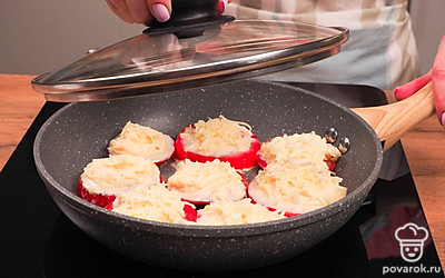 Обжарьте помидоры в кляре. Дольки помидоров смажьте солью, перцем и измельченным чесноком. Разогрейте на сковороде масло. Выложите на каждую дольку смесь из сыра и жарьте под крышкой до золотистой корочки 2-3 минуты.