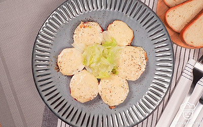 Подавайте жареные помидоры с сыром на салатных листьях.