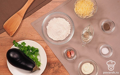 Вымойте и очистите баклажан и чеснок. Баклажан нарежьте колечками, чеснок пропустите через пресс. Сыр натрите на средней терке. Зелень вымойте, обсушите бумажными полотенцами и мелко нарежьте.