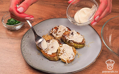 Обжарьте баклажаны. Обваляйте каждый кружочек в муке с двух сторон. На разогретой сковороде с добавлением растительного масла обжарьте баклажаны до золотисто-коричневого цвета по 3-4 минуты с каждой стороны.