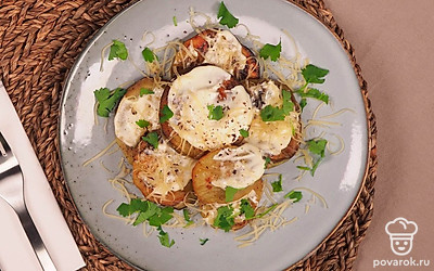 Готовые баклажаны украсьте мелко нарезанной свежей зеленью.