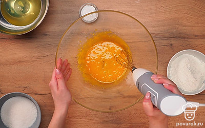 Взбейте желтки миксером. Для этого возьмите половину сахара, добавьте к желтками и взбивайте 3-5 минут.