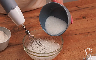 Превратите белки в густую пену. Для этого взбивайте их миксером до тех пор, пока они не станут очень плотными. Добавьте остальной сахар и опять перемешайте.