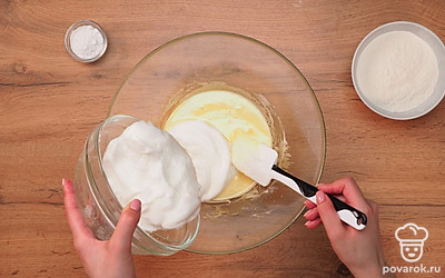 Соедините белки и желтки лопаткой. Перемешивайте не более 30 секунд.