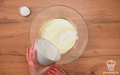 Продолжайте готовить тесто для быстрого бисквита к чаю. Добавьте к приготовленной смеси муку и замешивайте всего полминуты.