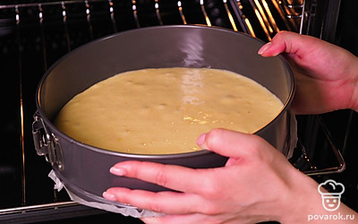 Приступите к выпеканию бисквита на скорую руку. Смажьте сливочным маслом разъемную форму для запекания, переложите в нее тесто и равномерно распределите. Отправьте в духовку на 30 минут. После этого выпечку нужно поместить на решетку, чтобы она остыла. Как видите, рецепт быстрого бисквита в духовке очень простой.