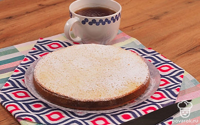 Сахарная пудра — вот тот простой и доступный ингредиент, который способен превратить обычный бисквит в настоящее произведение искусства. Он покроет поверхность выпечки “инеем” и кардинально изменит его внешний вид.