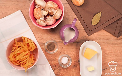 Вымойте и очистите лук и грибы. Шампиньоны нарежьте ломтиками, лук — маленькими кусочками. Натрите сыр на терке.