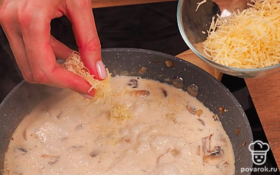 Соедините основы. Когда грибы станут золотистыми, вылейте сливки в сковороду и тушите грибы на медленном огне 5-7 минут. Затем аккуратно добавляйте порциями сыр, перемешивая грибы со сливками.