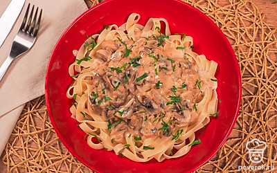 Жареные шампиньоны с сыром подайте с пастой или любым мясным блюдом.